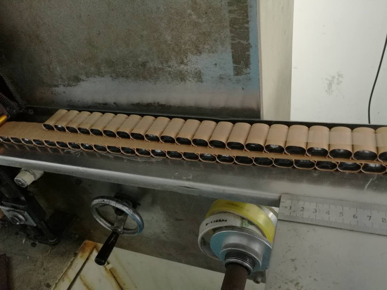 口罩機(jī)電容加工現(xiàn)場
